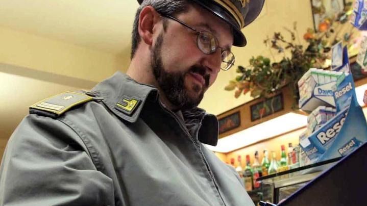 Stesso pranzo ma prezzi diversi, la cliente si arrabbia e chiama finanza e carabinieri