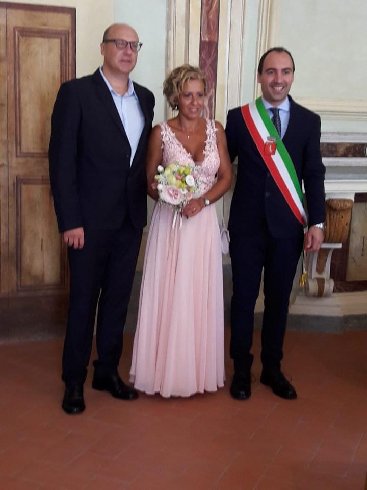 Marco Tofanari ed Emy Di Giorno col sindaco Simone Calamai
