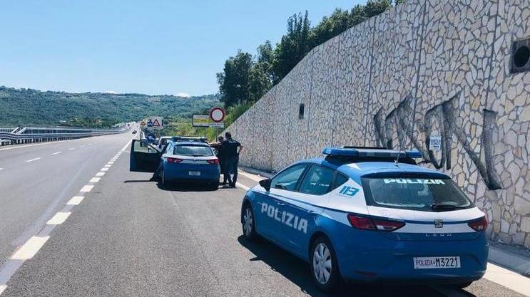 Minaccia di uccidersi per una delusione d’amore: il salvataggio e l'abbraccio con gli agenti