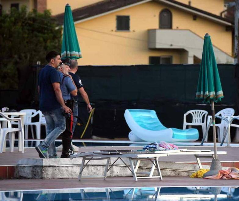 Ragazzino gravissimo dopo il malore in piscina, l'impianto sotto sequestro