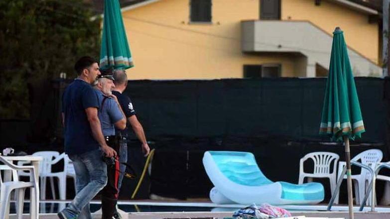 Ragazzino gravissimo dopo il malore in piscina, l'impianto sotto sequestro