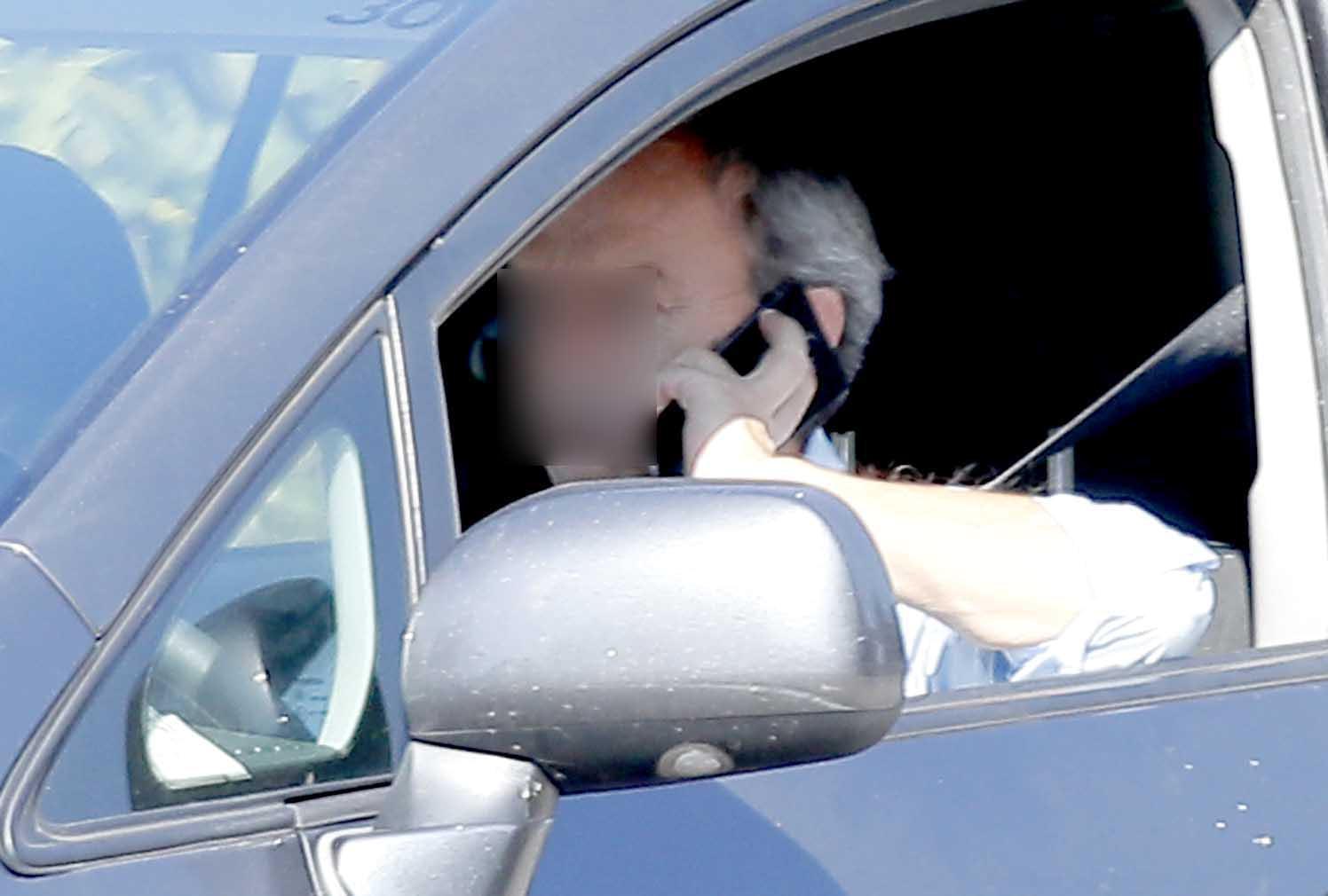 Un automobilista telefona mentre è al volante (archivio)