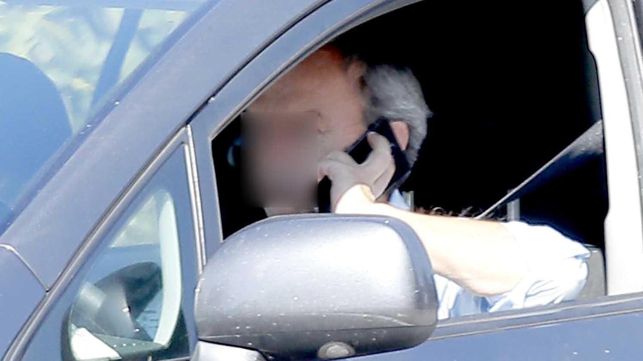 Un automobilista telefona mentre è al volante (archivio)