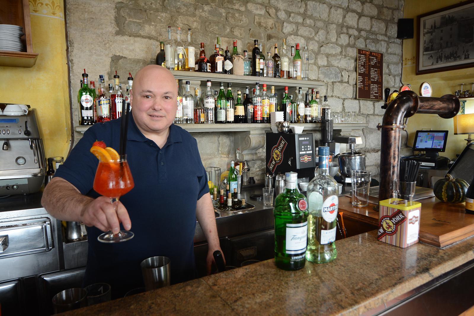 Il sommelier Andrea Rinaldi