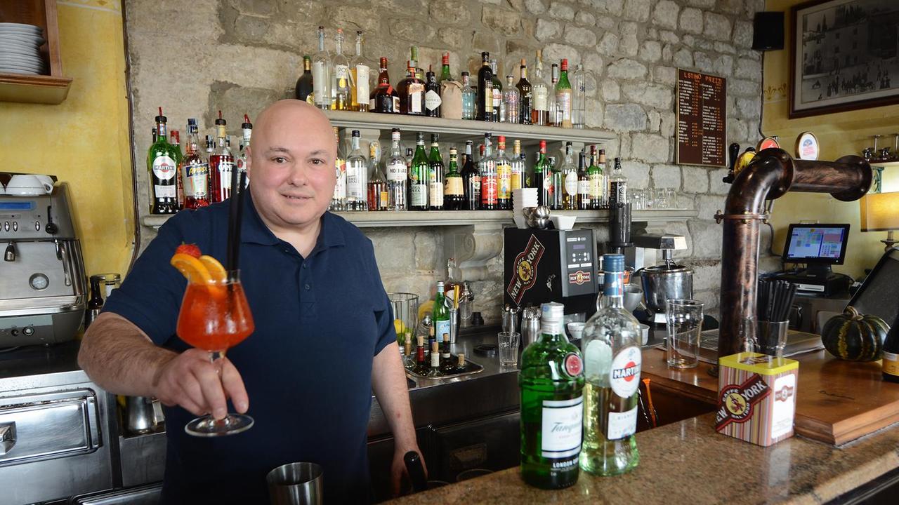 Il sommelier Andrea Rinaldi