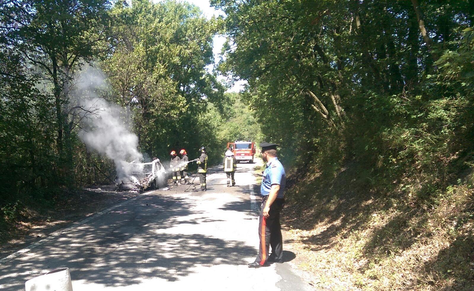 L'intervento di carabinieri e vigili del fuoco a Grassano