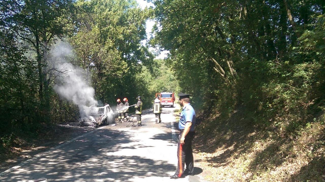 L'intervento di carabinieri e vigili del fuoco a Grassano