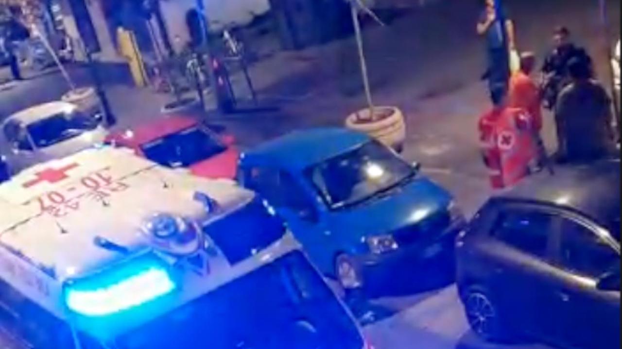 Soccorsi e polizia durante l'intervento dopo la rissa in via Roma