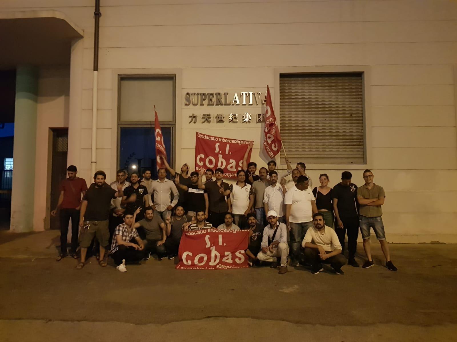 I lavoratori in sciopero davanti alla tintoria Superlativa