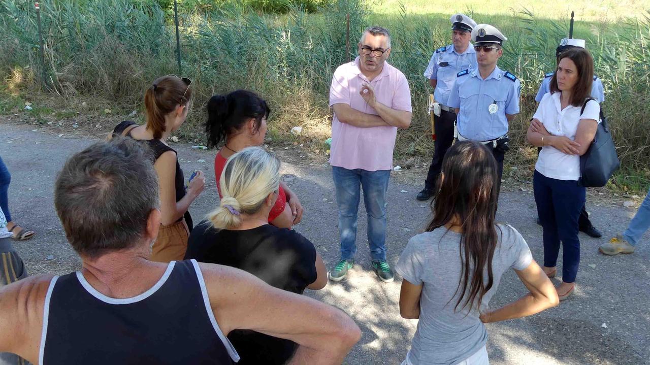 L'incontro fra il vicesindaco Lodi, l'assessore Coletti e le famiglie sinti del campo di via delle Bonifiche prima del trasferimento a Monestirolo
