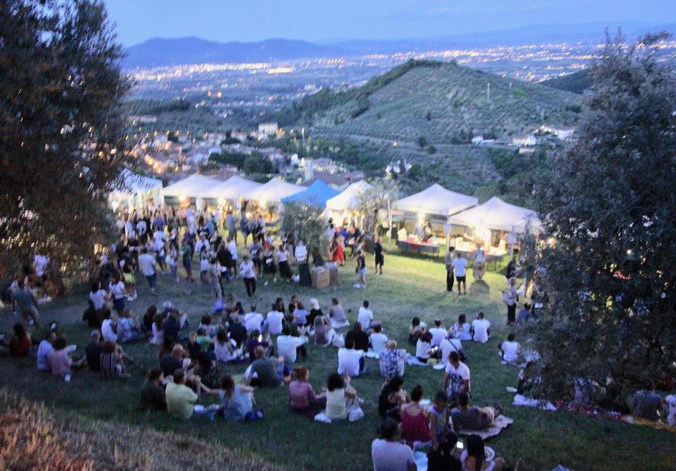 Vini, musica e giochi. Quasi duemila presenze alla prima serata del “Calici di stelle” 