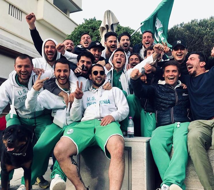 L'esultanza del Tirrenia per la vittoria dei playoff