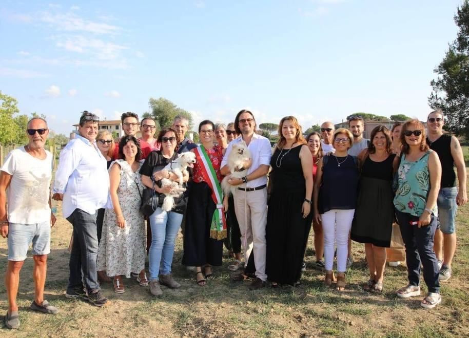 La sindaca Francesca Brogi insieme ai cittadini durante l'inaugurazione