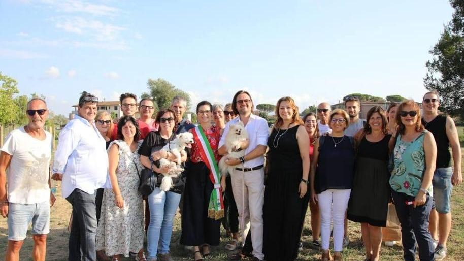 La sindaca Francesca Brogi insieme ai cittadini durante l'inaugurazione