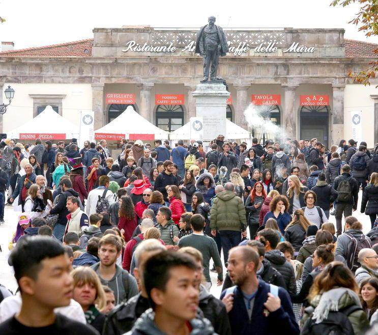 Comics, Partenza con il botto 