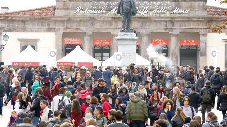 Comics, Partenza con il botto