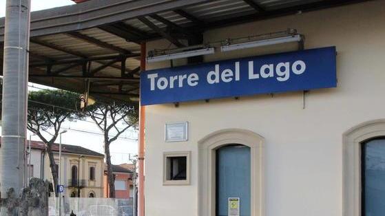 Ubriachi sbattono contro le auto in sosta