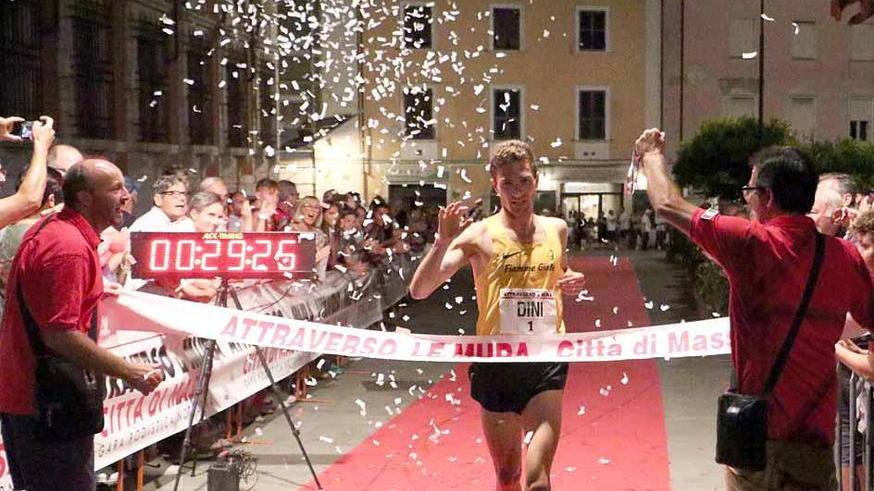 In tanti per la corsa notturna Vincono Dossena e Dini