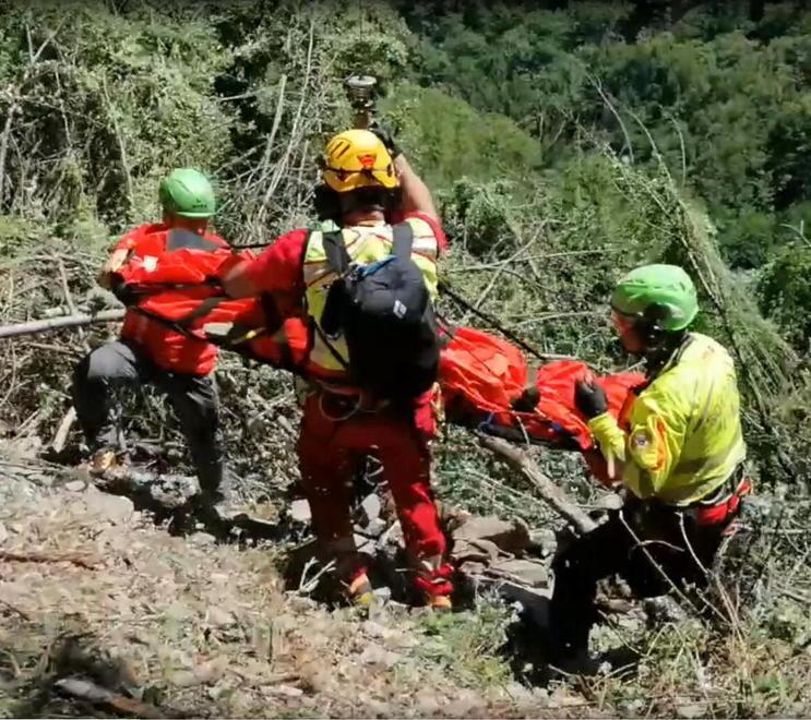 Notte in fondo a un dirupo dopo un volo di 20 metri Novantenne al San Luca 