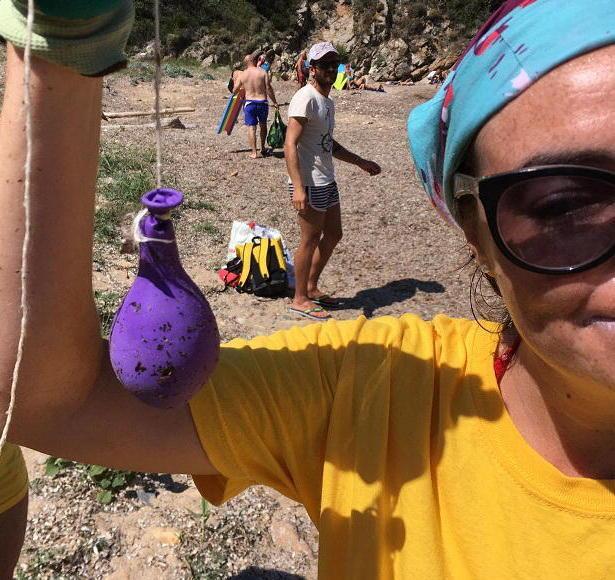 Il ritorno alla Lamaia, la pocket beach è ancora carica di rifiuti spiaggiati 