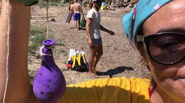 Il ritorno alla Lamaia, la pocket beach è ancora carica di rifiuti spiaggiati