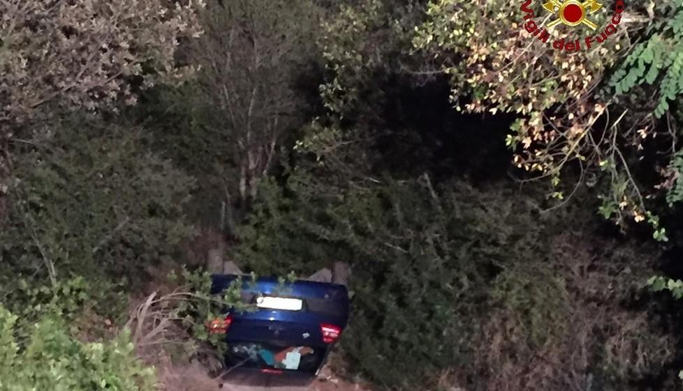 Auto precipita nel dirupo