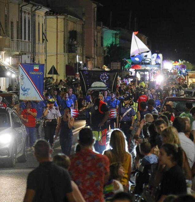 In trentamila sul lungomare tra coriandoli, musica e carri