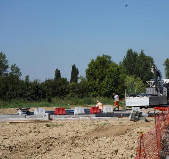 Centra il cantiere della rotatoria denuncia e sequestro dell’auto