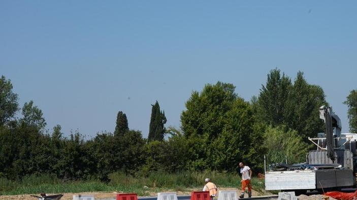 Centra il cantiere della rotatoria denuncia e sequestro dell’auto