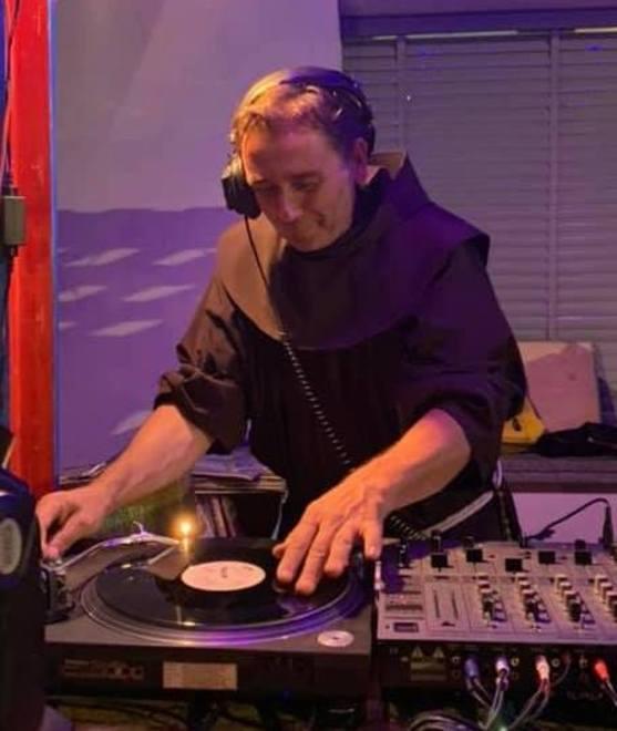 Padre Ivano fa il dj set per i duemila della sagra