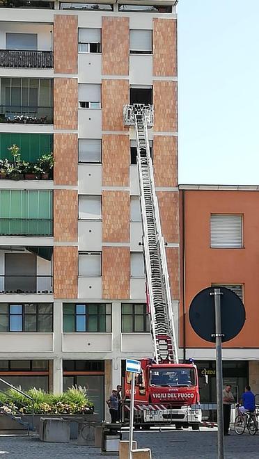 Anziana bloccata al 5° piano salvataggio tramite la finestra 