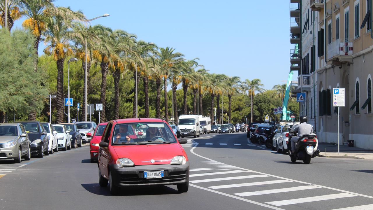 Viali a mare a 30 all’ora: dal Cantiere ad Antignano servono quasi 15 minuti - Video