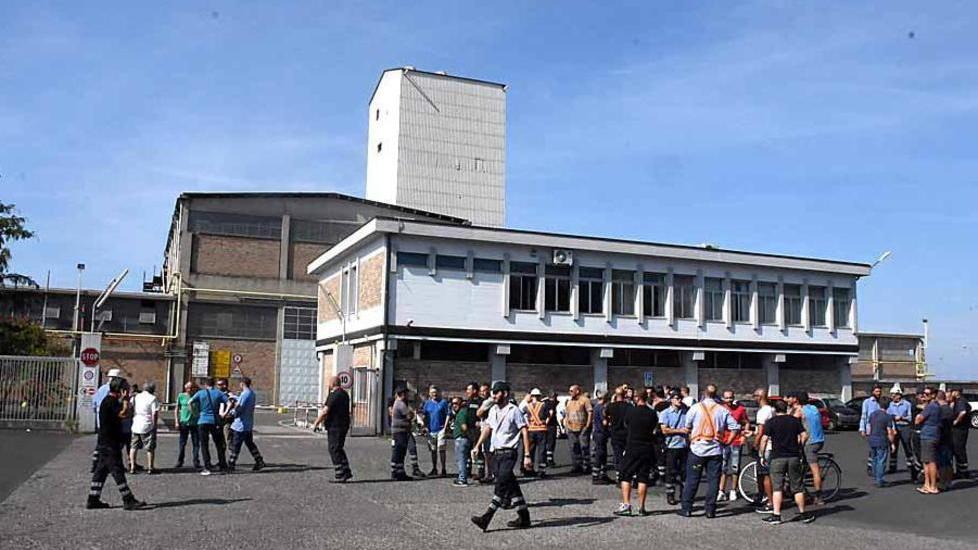 Gli operai della Sanac ancora in piazza e lo spettro cassa integrazione di avvicina