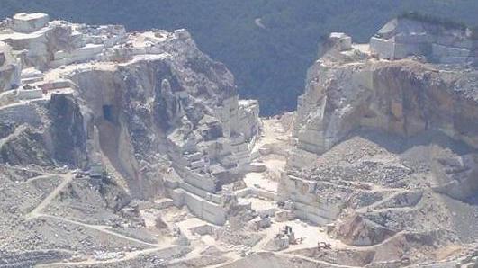 Parco delle Apuane: «Aree estrattive ridotte del 30%»