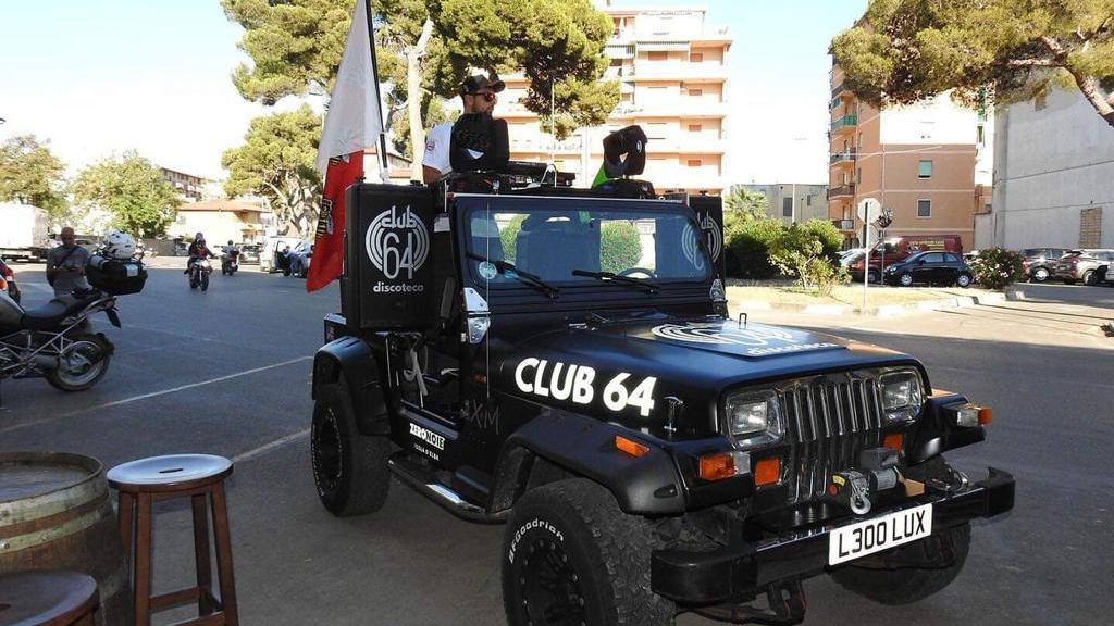 La discoteca? Viaggia sul 4x4, ecco la jeep targata Club 64