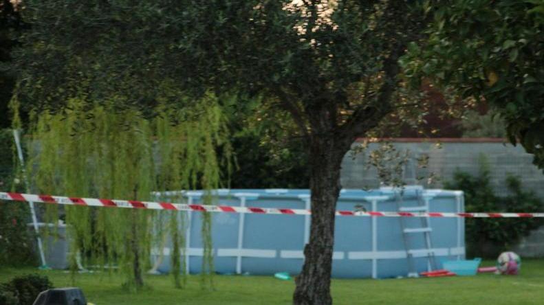 Oggi l’ultimo saluto al piccolo Tommaso, sulla spiaggia il lutto