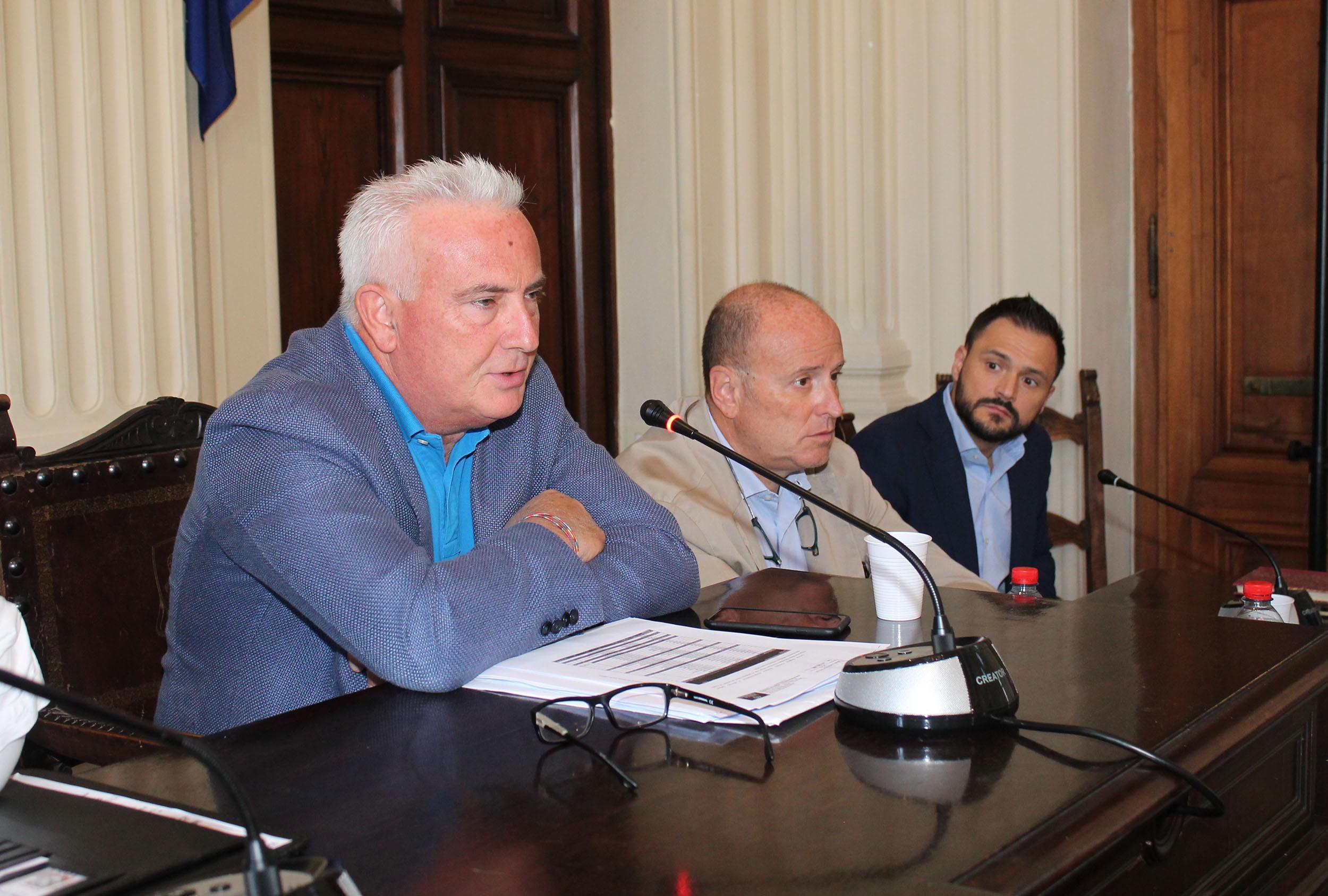 Da sinistra: l’amministratore Michelotti, l’assessore Lumi e il sindaco Baroncini durante la seduta della commissione consiliare società partecipate (Foto Nucci)