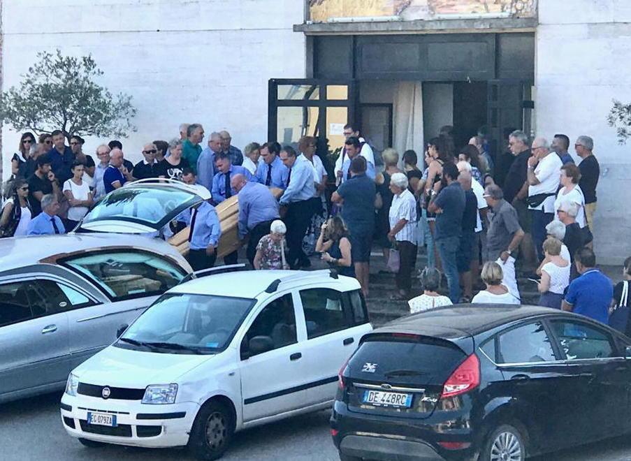 Il lungo addio di Silvano e Alberto, la chiesa è gremita per l’ultimo saluto 