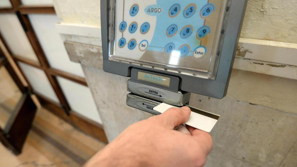 Strisciavano il badge e poi uscivano: in quattro ora risarciscono l’Università