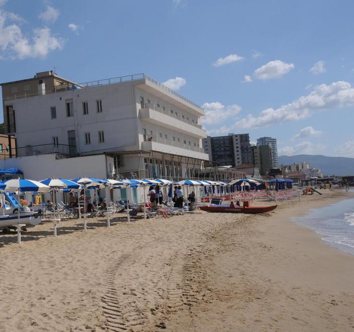 Si getta in mare e scompare: non voleva stare con la moglie
