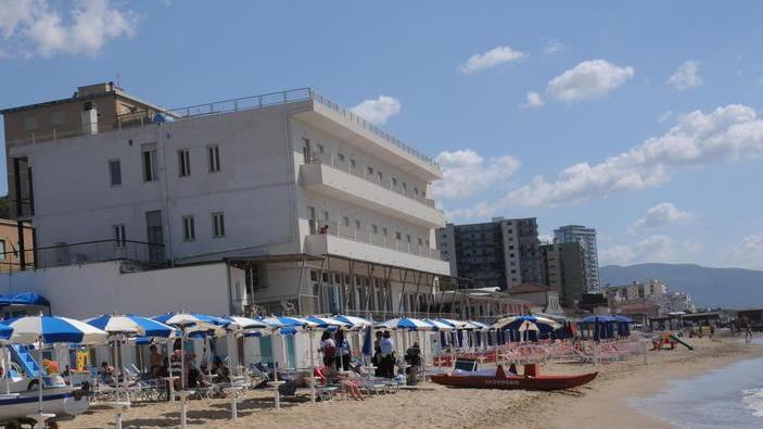 Si getta in mare e scompare: non voleva stare con la moglie