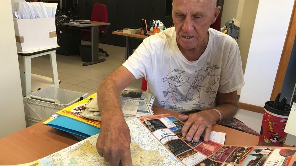 Janus River nella redazione del Tirreno di Grosseto mostra il percorso che ha previsto di fare in provincia di Grosseto, ultima tappa europea del suo tour del mondo iniziato vent'anni fa