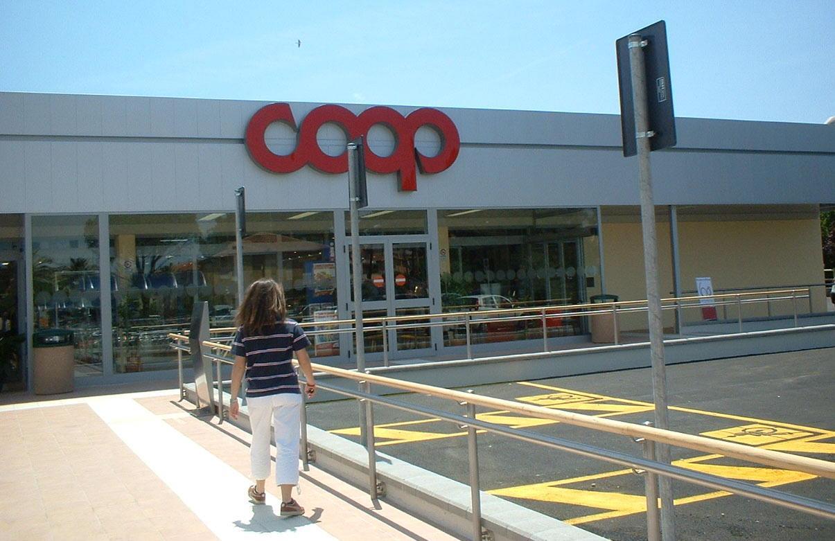 Ucciso da un malore al supermercato