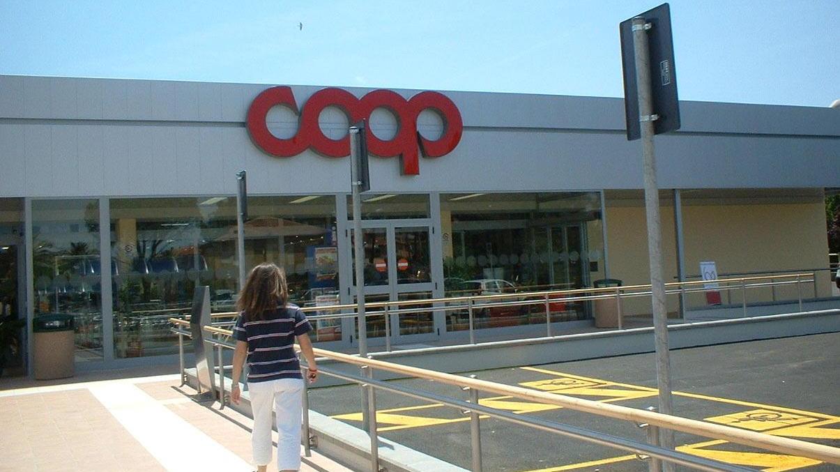 Ucciso da un malore al supermercato