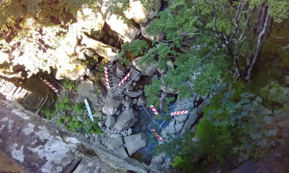 Le transenne gettate nel torrente