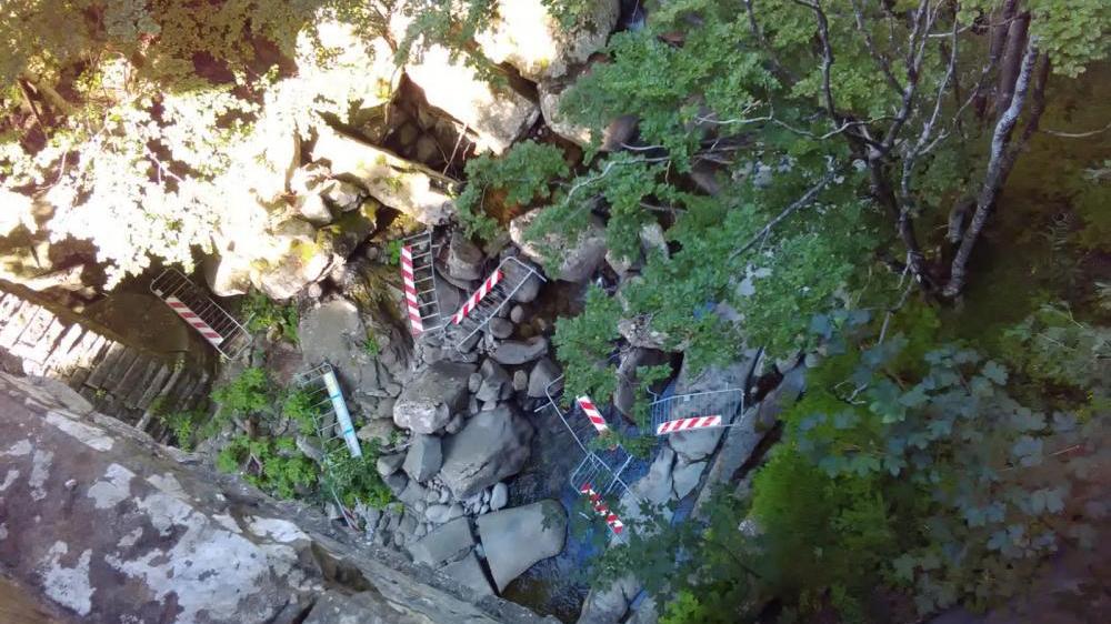 Le transenne gettate nel torrente