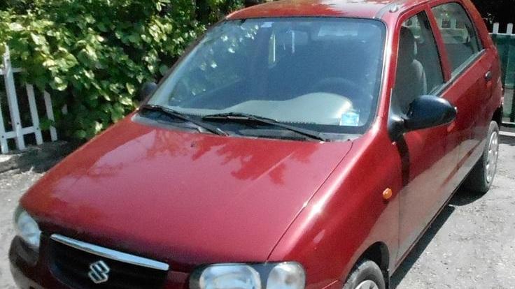 Donna travolta dalla sua auto lasciata senza freno a mano