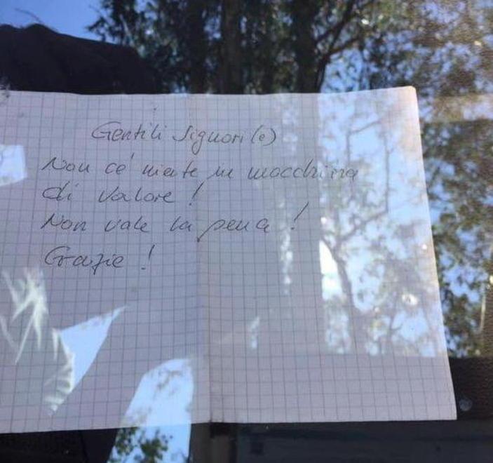 Ancora ladri al lago dell’Accesa Un bigliettino per scoraggiarli 