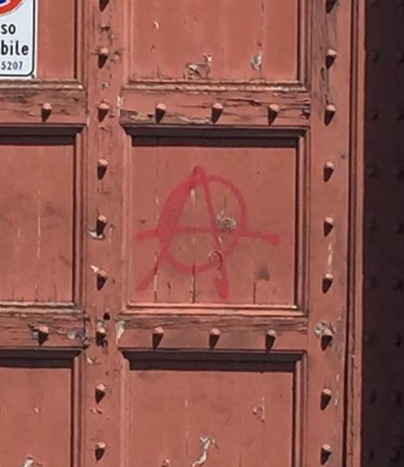 Fanno esplodere petardo davanti alla sede leghista scritte sulla prefettura