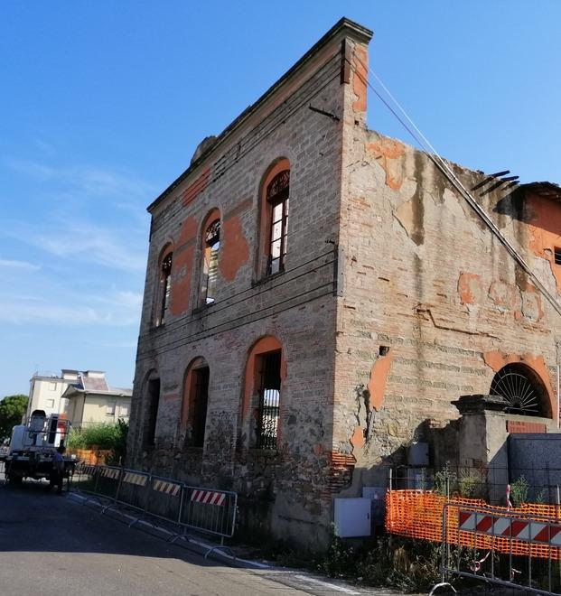 Conceria pericolante, strada chiusa altre 2 settimane 